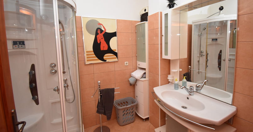 villa_serenity_badezimmer-min