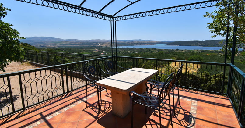 villa_serenity_dining_area-min